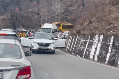 Phạt tiền tài xế Hyundai Creta vì vừa chạy xe vừa mở toang hai cửa