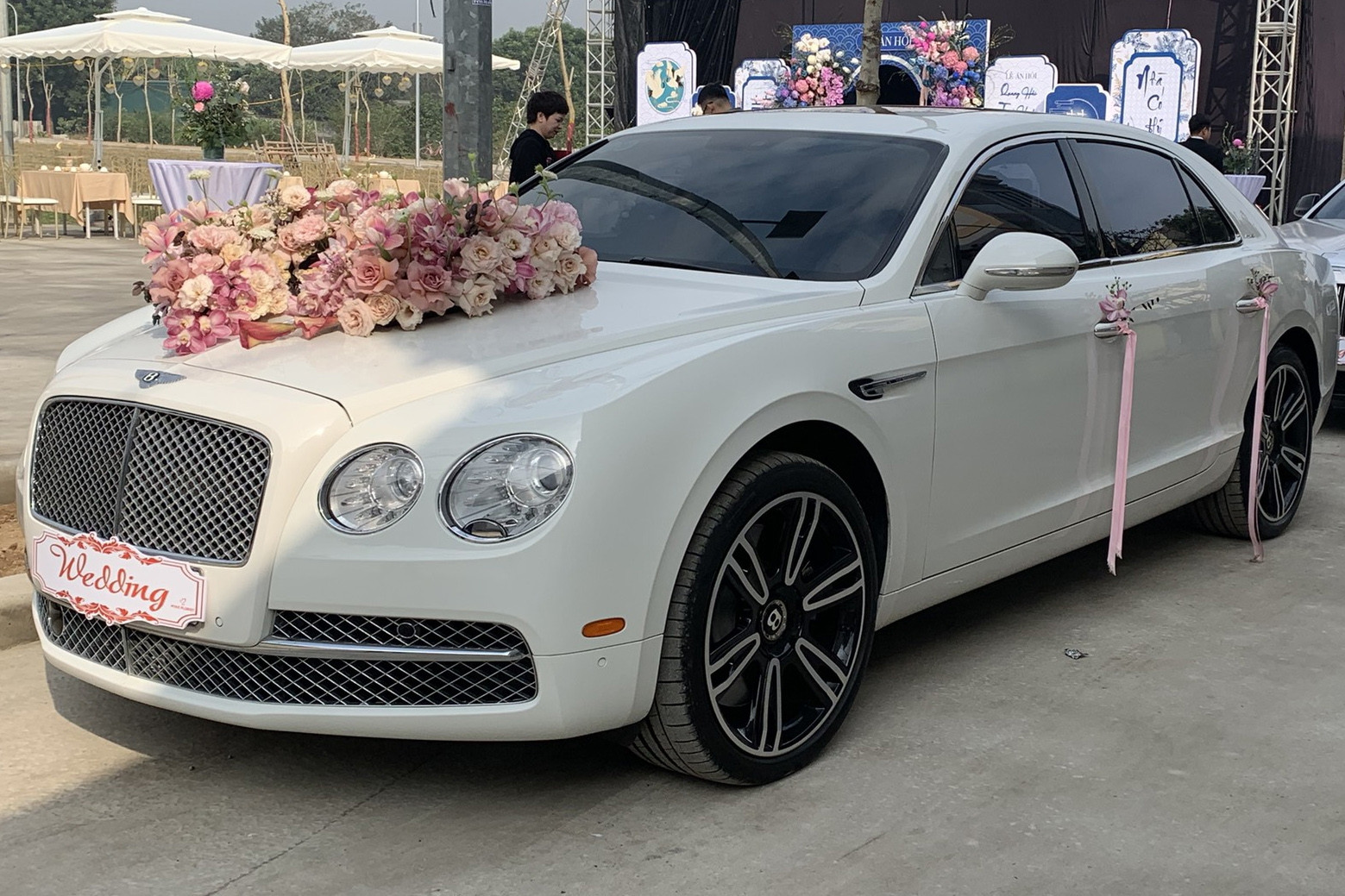 Quang Hải đi xe dâu hơn 10 tỷ trong lễ ăn hỏi với Thanh Huyền