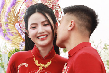 Quang Hải tình tứ hôn Thanh Huyền trong lễ ăn hỏi