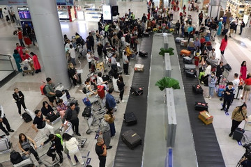 Sân bay Tân Sơn Nhất đón trăm nghìn khách ngày đầu năm mới 2024