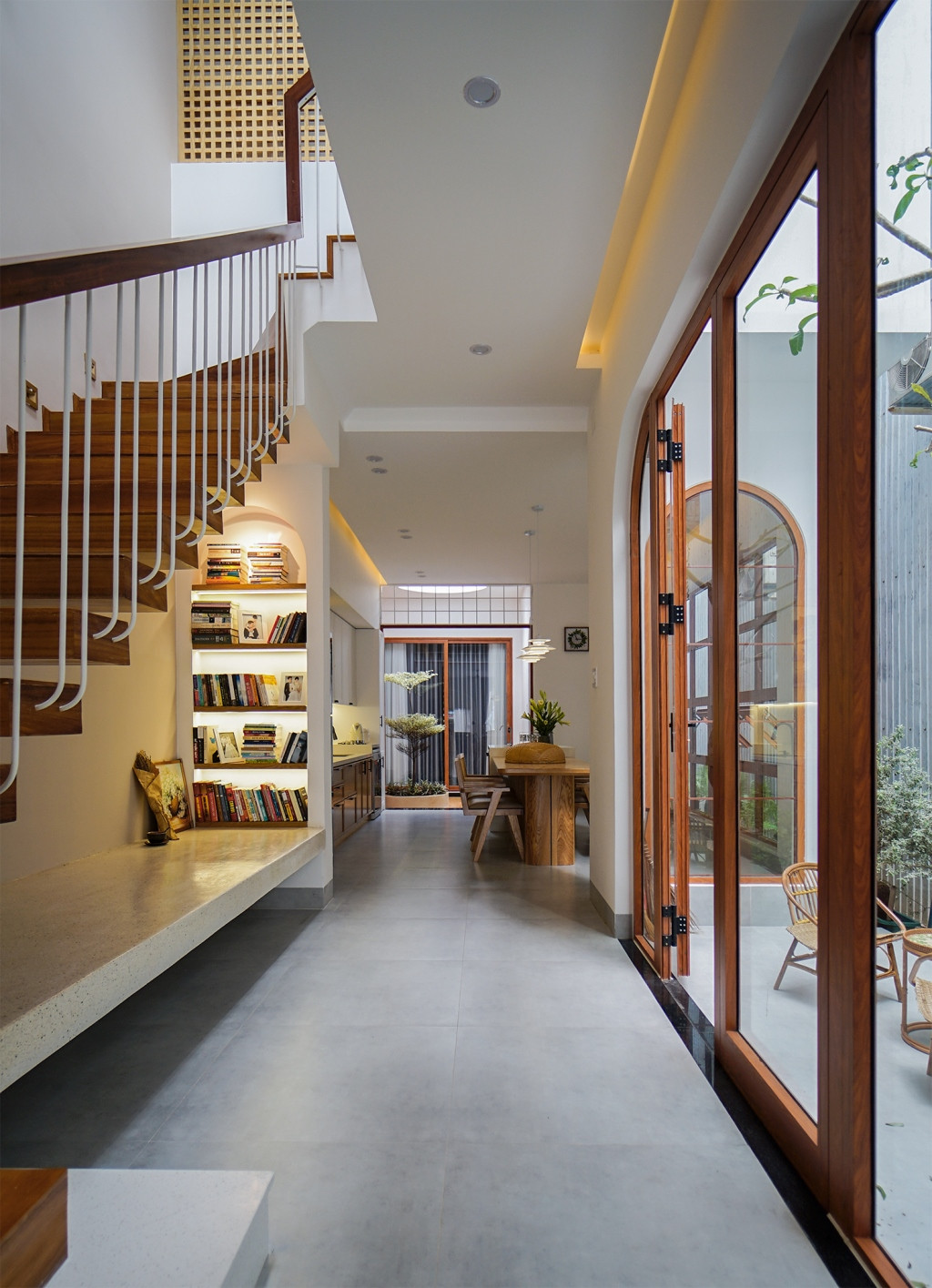 Để đi đến phòng bếp, kiến trúc sư tạo một lối hành lang nhỏ kết hợp với khoảng sân trong giữa nhà. 