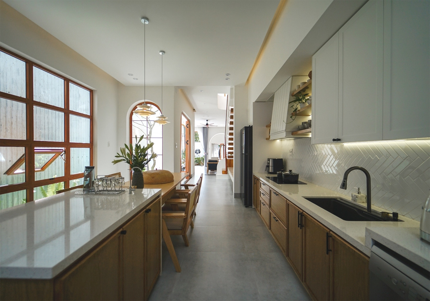 Không gian bếp ăn 3 mặt view đều có các khoảng xanh; tông màu nude chủ đạo, các vật dụng nhỏ cũng được chủ nhà tinh tế lựa chọn để hợp tông với cả căn nhà. 
