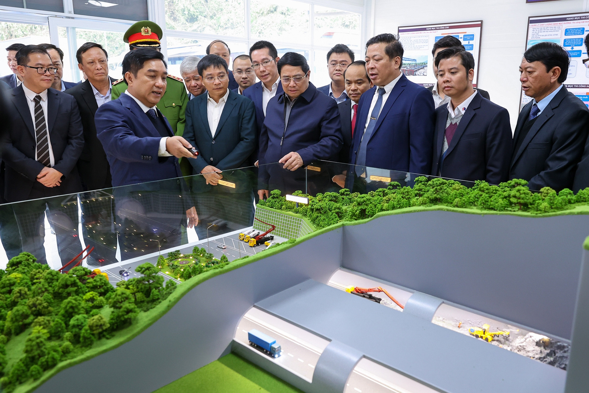 Thủ tướng: Đẩy nhanh tiến độ thi công 1.700 km cao tốc kết nối Bắc - Nam
