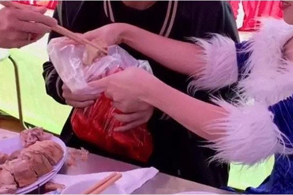 Trang điểm lộng lẫy, tay xách túi đồ ăn thừa ở khách sạn về có kém sang