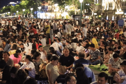 Trung tâm TP.HCM ngập rác sau màn bắn pháo hoa giao thừa