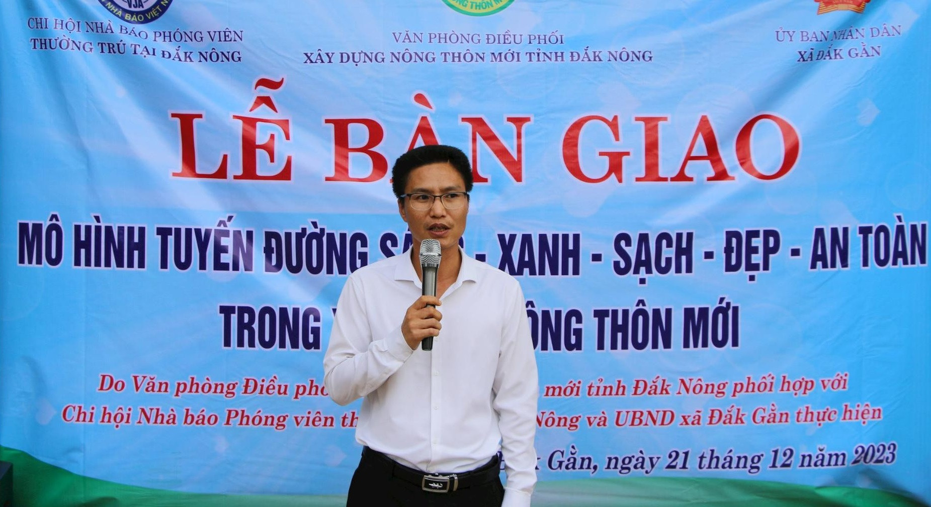 bao chi dac nong.jpg