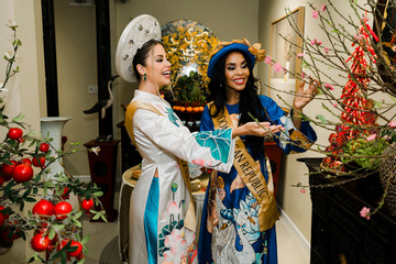 Các hoa hậu ở Miss Global thích thú học cầm đũa, ăn gỏi của Việt Nam