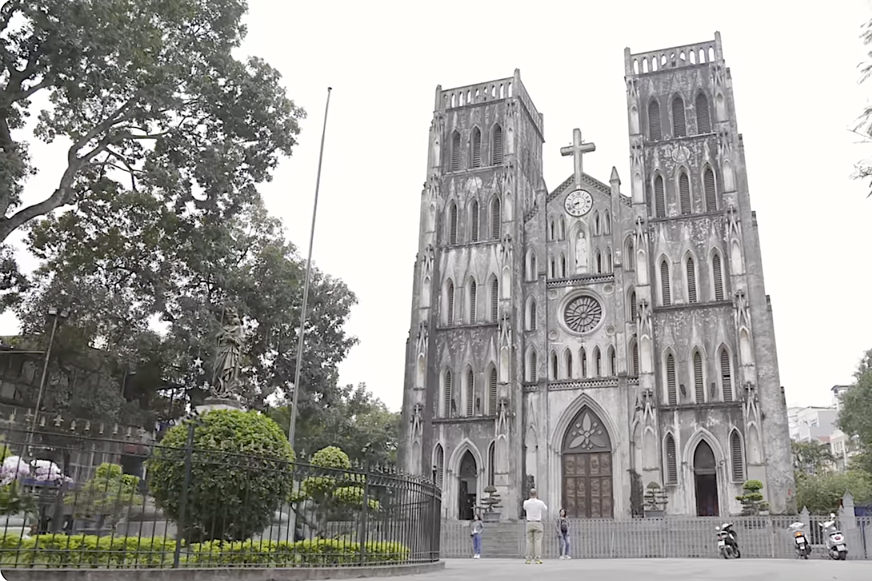 Chẳng thấy có thủ đô nào lại nhiều làng và mặt nước trong đô thị như Hà Nội