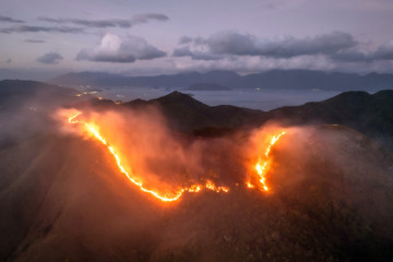 Cháy lớn trên núi Cô Tiên ở Nha Trang, hàng chục người tháo chạy
