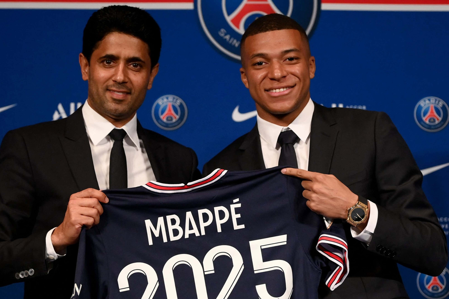 Chủ tịch PSG cam kết Mbappe ở lại, chỉ trích Messi