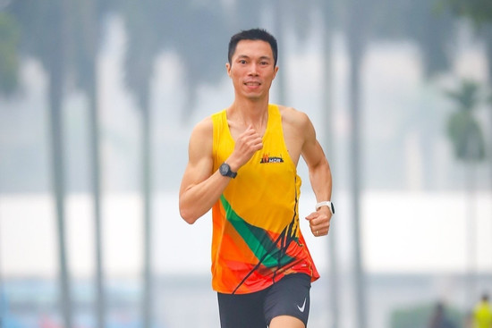 Người đàn ông 365 ngày liên tục chạy cự ly 21km gây quỹ 'lớp học cho em'