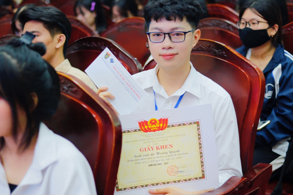 nhan khen thuong sinh vien thanh tich hoc tap xuat sac.jpg