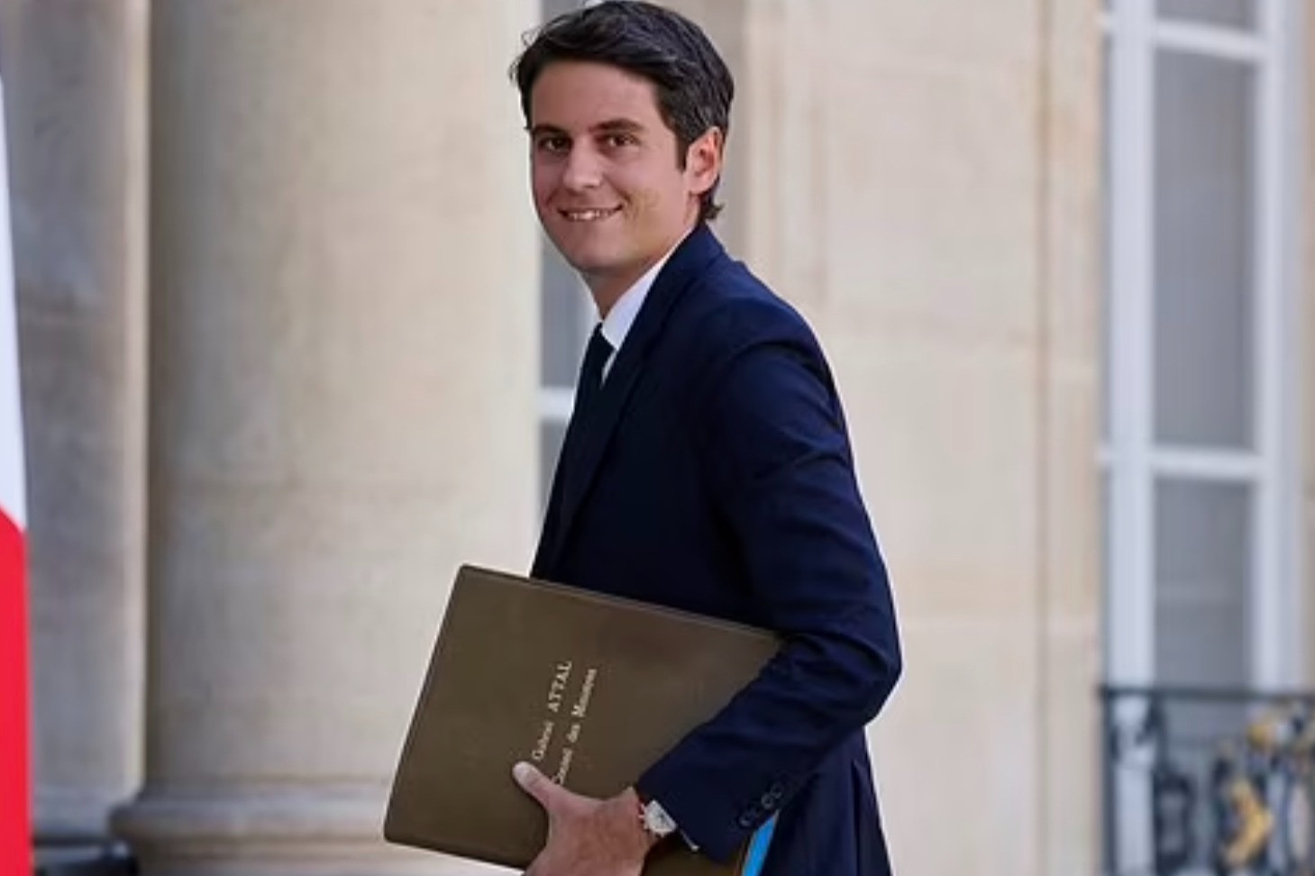 View - Hình ảnh vẻ đẹp trai, lịch lãm của tân Thủ tướng 34 tuổi, trẻ nhất lịch sử Pháp