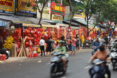 TP.HCM ngập tràn không khí Tết, giới trẻ tranh thủ check-in trước khi về quê