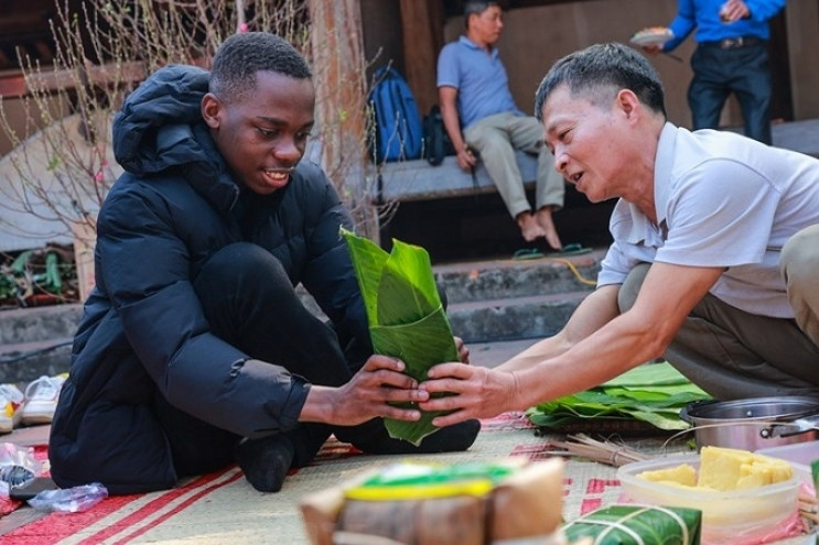 Foreign diplomats and tourists to explore Vietnamese Tet at Duong Lam village