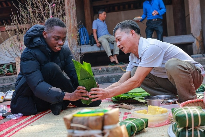 foreign diplomats and tourists to explore vietnamese tet at duong lam village picture 1