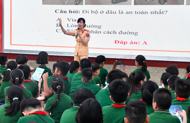 Hà Nội triển khai nhiều biện pháp đảm bảo an toàn giao thông cho học sinh