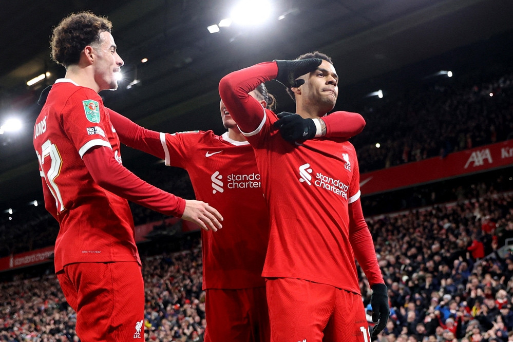 Liverpool ngược dòng thắng Fulham ở bán kết cúp Liên đoàn