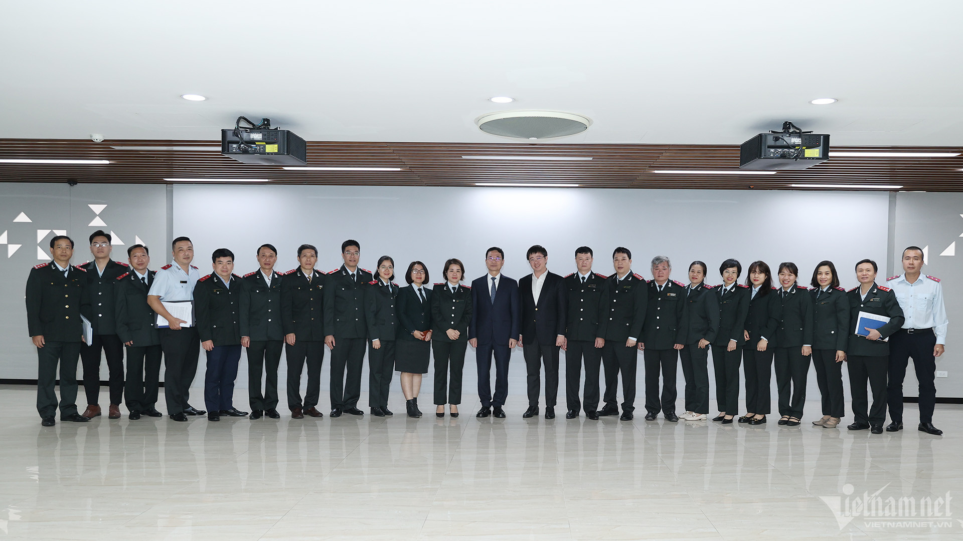 Bộ trưởng Nguyễn Mạnh Hùng chụp ảnh lưu niệm cùng cán bộ công chức Thanh tra Bộ TT&TT. 