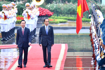 Việt Nam bắn 21 phát đại bác chào đón Tổng thống Indonesia Joko Widodo