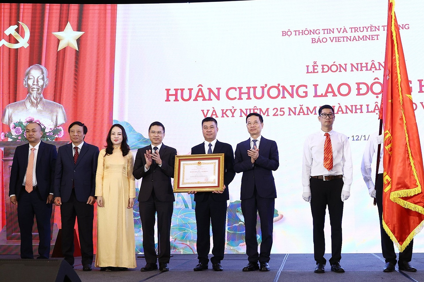 Báo VietNamNet đón nhận Huân chương Lao động hạng Nhất