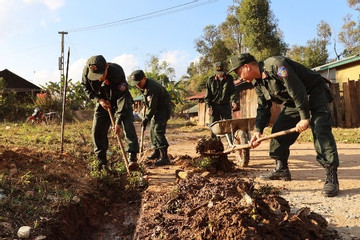 Cảnh sát cơ động sửa nhà, tặng áo ấm cho bà con huyện biên giới Mường Tè