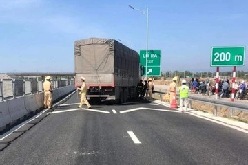 Cảnh sát truy đuổi 20km trên cao tốc bắt tài xế xe tải