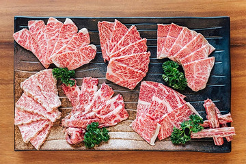 Chăm bò cái như 'lá ngọc cành vàng', Nhật Bản có loại thịt bò đắt nhất thế giới