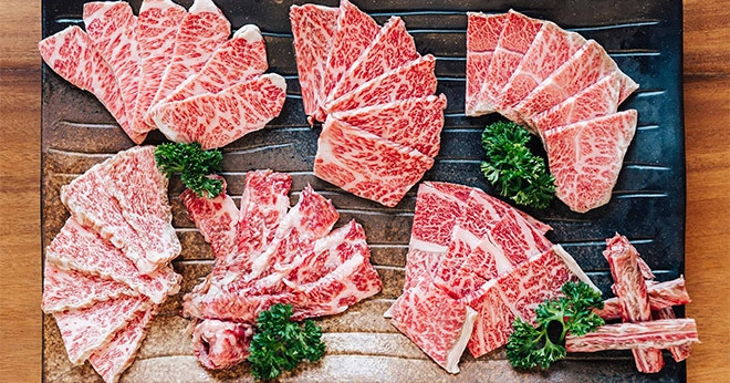 Chăm bò cái như 'lá ngọc cành vàng', Nhật Bản có loại thịt bò đắt nhất ...