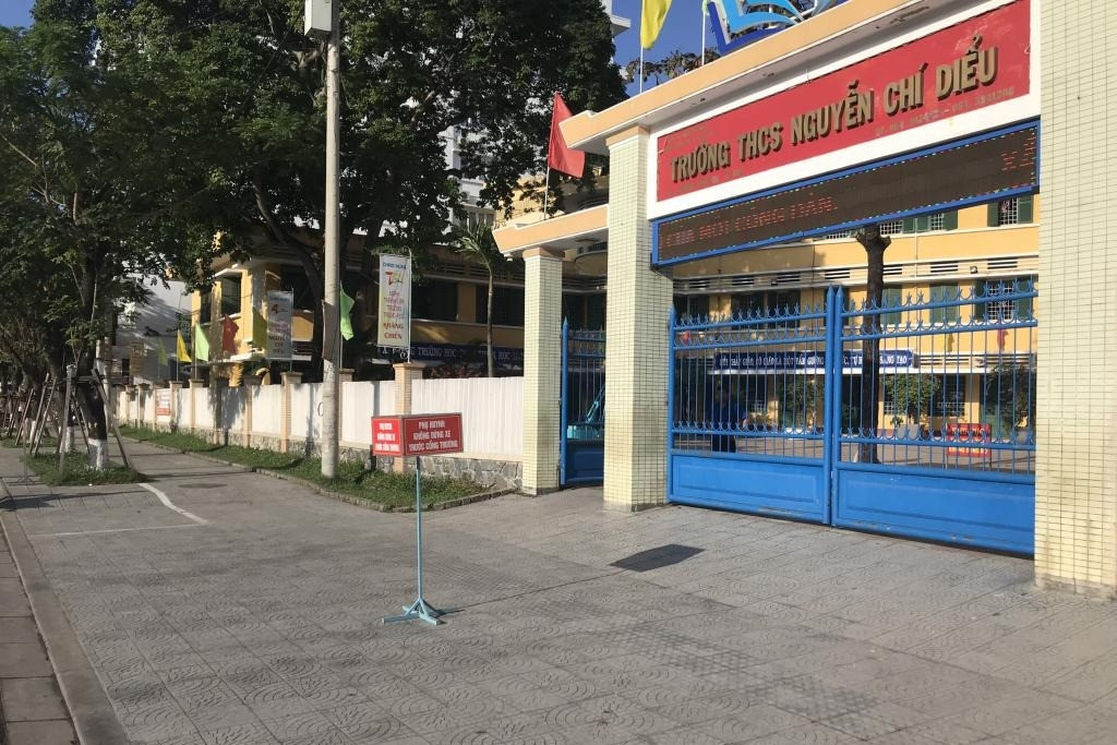 Con mâu thuẫn với bạn, phụ huynh vào trường tát học sinh