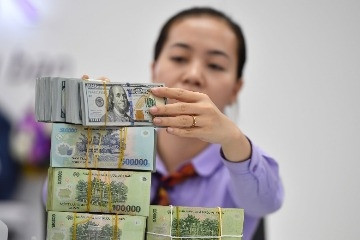 Giá USD ngân hàng tăng mạnh, có nhà băng bán ra vượt mốc 24.700 đồng