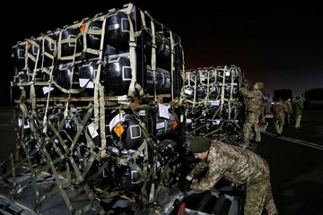Mỹ xác nhận tạm dừng viện trợ quân sự, Anh đổ thêm tiền để Ukraine mua UAV