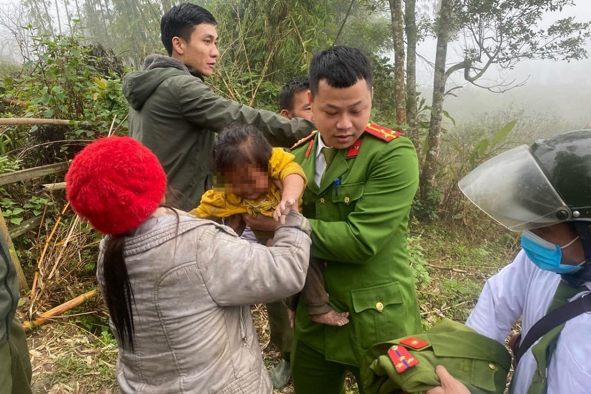 Tìm thấy bé gái mất tích khi đang bò trong rừng rậm ở Nghệ An