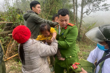 Tìm thấy bé gái mất tích khi đang bò trong rừng rậm ở Nghệ An