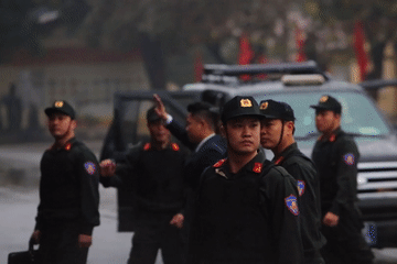Xem cảnh sát gìn giữ hòa bình Việt Nam diễn tập nổ súng truy bắt khủng bố