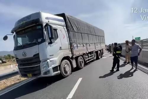 Khởi tố vụ án tài xế xe tải “chống đối” cảnh sát, bỏ chạy 20km trên cao tốc