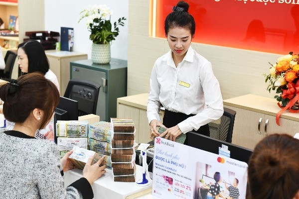 Lãi suất ngân hàng 13/1/2024: Vietcombank giảm kỷ lục, chờ động thái mới từ Big4