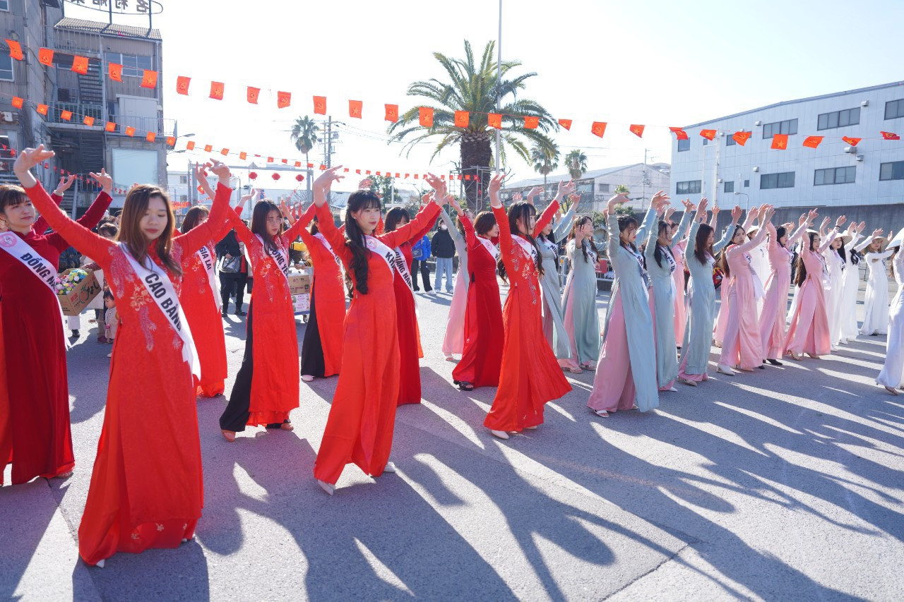 nhung ta ao dai khoe sac tai nhat ban trong chuong trinh tet viet 1.jpg