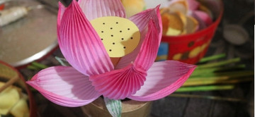 300-year-old Thanh Tien paper flower making village busy ahead of Tet