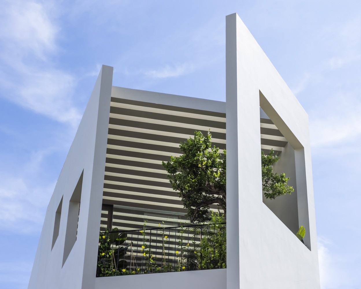 Với nhiều giải pháp kiến trúc xanh trong thiết kế hiện đại, SkyGarden House là không gian sống lý tưởng trong môi trường đô thị đông đúc.