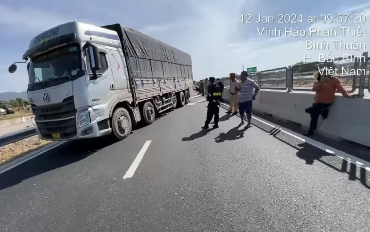 tai xe chong doi canh sat giao thong bo chay len cao toc.jpg