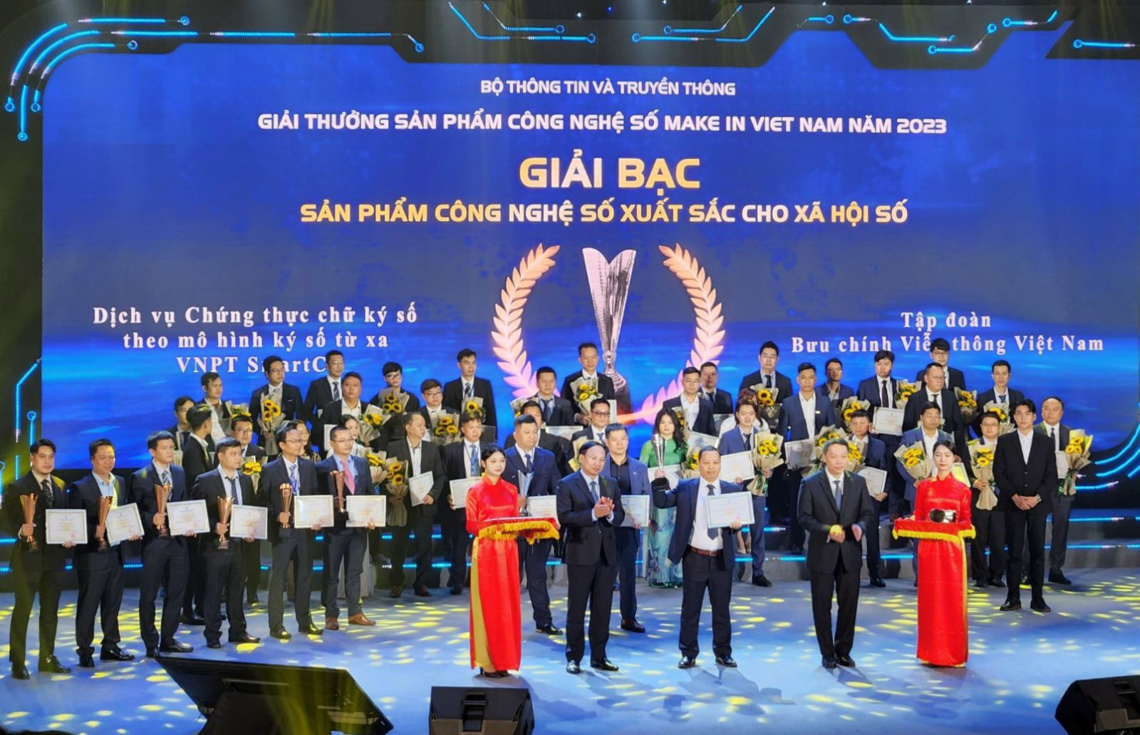 vnpt chinh phuc make in vietnam 2023 voi 6 san pham so duoc giai thuong cao.jpg