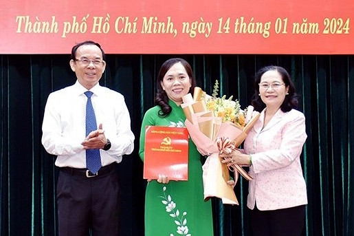 Bí thư TP.HCM trao quyết định cho 2 nhân sự làm Bí thư Quận ủy