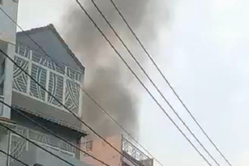 Cháy nhà 3 tầng ở TP.HCM