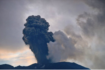 Núi lửa Indonesia phun trào, tạo ra cột tro cao 1.300m