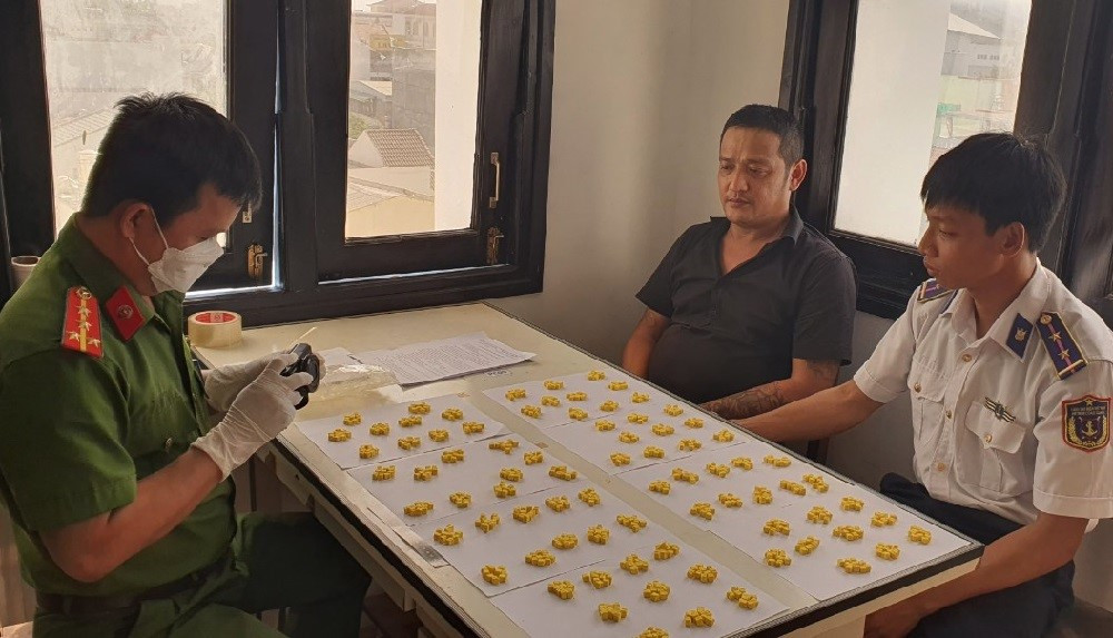 vua xuong xe khach nguoi dan ong bi bat cung 800 vien thuoc lac.jpeg