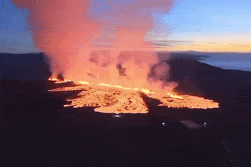 Dung nham núi lửa phun trào thiêu rụi nhà cửa ở Iceland