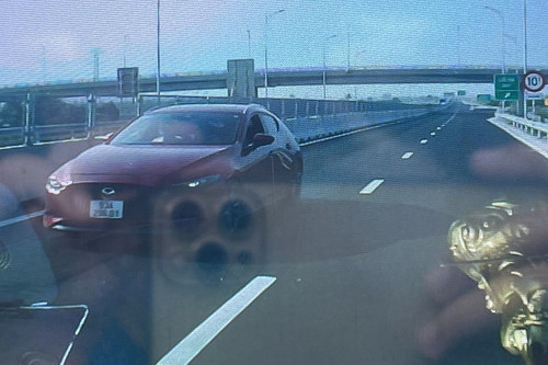 Lập biên bản tài xế nữ lái ô tô chạy ngược chiều trên cao tốc Mỹ Thuận - Cần Thơ