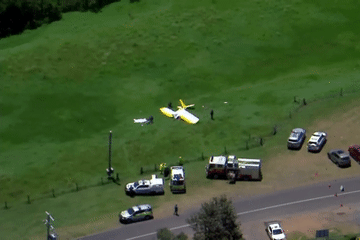 Máy bay hạng nhẹ rơi xuống sân golf khiến 2 người thiệt mạng