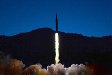 Hé lộ sức mạnh của tên lửa siêu thanh mới Triều Tiên vừa phóng